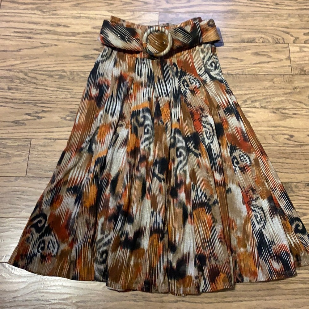 Multicoloured skirt with wide belt.